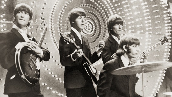 Die Beatles in den 60er-Jahren bei einem Konzert © picture-alliance / maxppp 