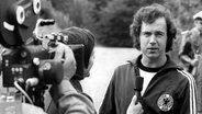 Fußball-Nationalspieler und Kapitän Franz Beckenbauer im gefilmten Interview am 19.06.1974 in der Sportschule in Malente, wo das DFB-Team während der Weltmeisterschaft 1974 Quartier bezogen hat. © picture-alliance / dpa Foto: Horst Pfeiffer