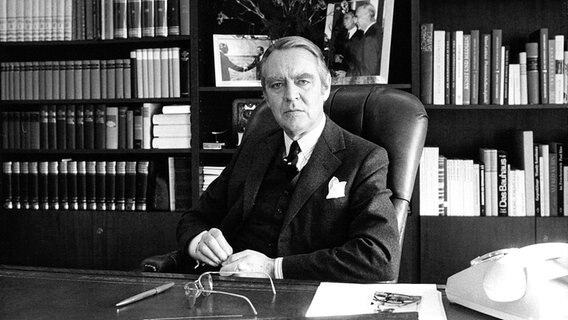 Der deutsche Manager Berthold Beitz an seinem Schreibtisch. © picture alliance/United Archives 