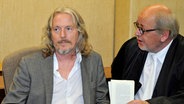 Der Angeklagte Wolfgang Beltracchi (l) und sein Anwalt Reinhard Georg Birkenstock sitzen zum Auftakt eines Prozesses wegen Kunstfälschung in einem Gerichtssaal im Landgericht Köln (Archivfoto vom 01.09.2011). © picture alliance / dpa Foto: Henning Kaiser