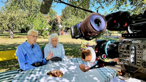 Walter Benthin und Agathe Wöhler sitzen bei Dreharbeiten zur NDR Dokumentation "Ein Jahrhundertleben" in ihrem Garten in Zarrentin. © NDR Foto: André Bacher