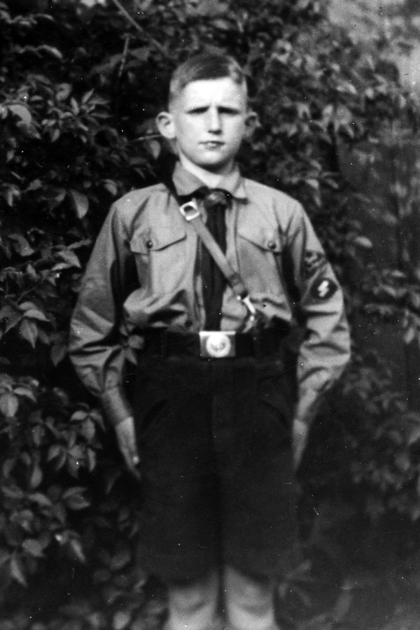 Walter Benthin posiert als Jugendlicher strammstehend in der Uniform der Hitlerjugend. © privat 