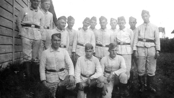 Eine Gruppenbild mit jungen Männern in hellen Uniformen des Reichsarbeitsdienstes. © privat 