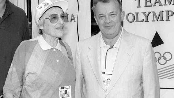 Margarete Bergmann-Lambert mit NOK-Präsident Walther Tröger am Freitag (26.07.1996) im Deutschen Haus von Atlanta. © picture-alliance / dpa Foto: Roland Holschneider