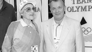 Margarete Bergmann-Lambert mit NOK-Präsident Walther Tröger am Freitag (26.07.1996) im Deutschen Haus von Atlanta. © picture-alliance / dpa Foto: Roland Holschneider