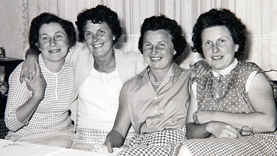 Elfriede Berkhahn (rechts) mit ihren Schwestern Lucie, Magdalene und Margarete (v.l.) im Jahr 1960 © privat 