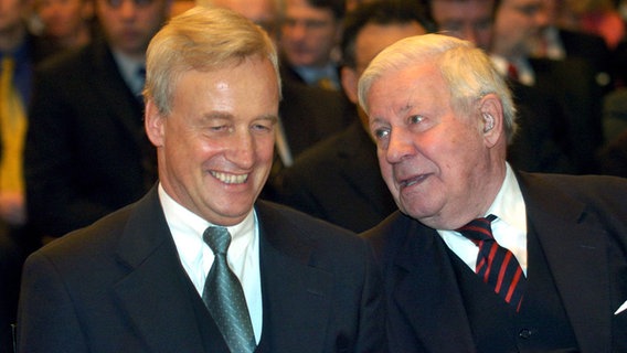 Altbundeskanzler Helmut Schmidt unterhält sich am 19.1.2004 auf einem Senatsempfang anlässlich seines 85. Geburtstags im Hamburger Rathaus mit Bürgermeister Ole von Beust (CDU). © dpa Foto: Kay Nietfeld