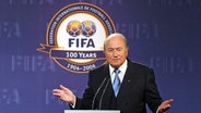 Der Schweizer FIFA-Präsident Sepp Blatter spricht am 15.05.2004 im Zürcher World Trade Cente und verkündet später die Entscheidung: Südafrika wird das Fußball-Weltmeisterschaftsturnier im Jahr 2010 austragen. © picture-alliance / dpa/dpaweb Foto: epa Keystone Eddy Risch
