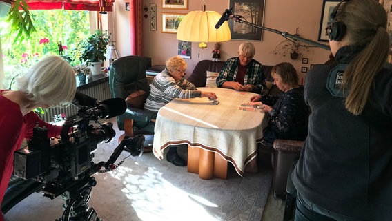 Gerda Borck mit Besuch und einem Team des NDR bei Dreharbeiten für die NDR Dokumentation "Ein Jahrhundertleben". © NDR 