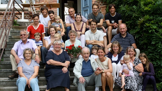 Gerda Borck (Mitte mit Blumenstrauß) im Kreis ihrer großen Familie. © NDR 