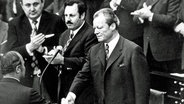 Willy Brandt schüttelt die Hand des CDU-Vorsitzenden Rainer Barzel. © picture-alliance/ dpa Foto: Egon Steiner