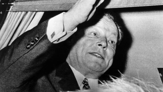 Willy Brandt winkt bei seinem Besuch in Erfurt 1970 © dpa /picture alliance 