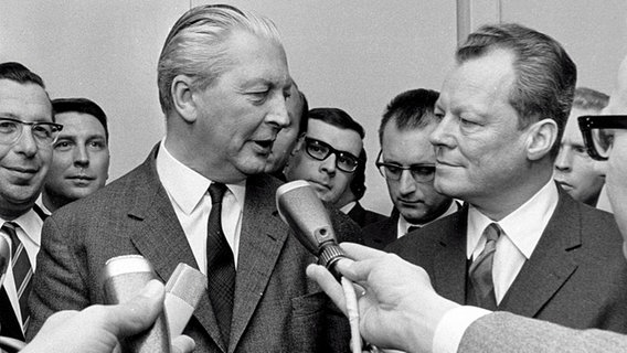Bundeskanzler Kiesinger und Willy Brandt geben 1966 die Bildung einer Großen Koalition bekannt © picture alliance / akg-images 