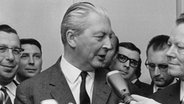 Bundeskanzler Kiesinger und Willy Brandt geben 1966 die Bildung einer Großen Koalition bekannt © picture alliance / akg-images 