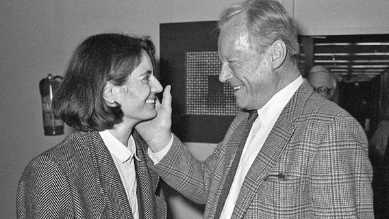 SPD-Chef Willy Brandt begrüßt Margarita Mathiopoilos 1987 © dpa / picture alliance Foto: Heinrich Sanden