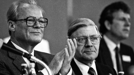 Willy Brandt (l) und Helmut Schmidt stehen nebeneinander beim SPD-Parteitag 1982. © dpa/ picture alliance Foto: Klaus Rose