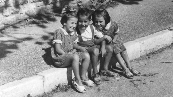 Sergio de Simone mit seinen Cousinen Tatjana und Andra Bucci im September 1943. © Archiv KZ-Gedenkstätte Neuengamme, Sammlung Günther Schwarberg 