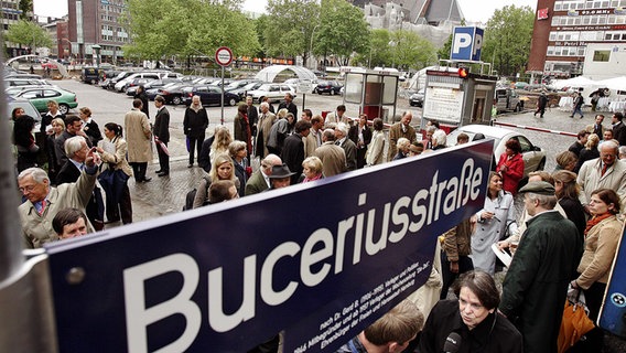 Pressevertreter und Publikum nach der Enthüllung des Schildes Buceriusstraße in Hamburg am 18. Mai 2006. © dpa - Bildfunk Foto: Ulrich Perrey