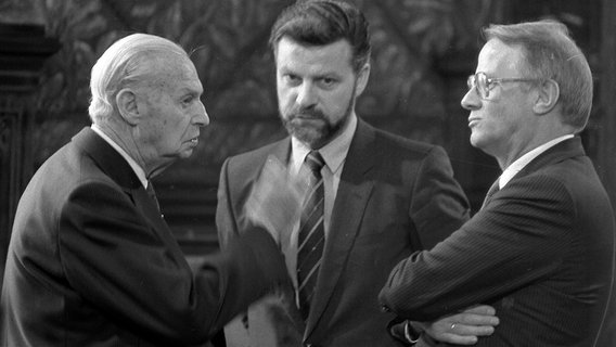 Zwei ehemalige Hamburger Bürgermeister, Herbert Weichmann, links, und Peter Schulz, rechts, flankieren den Vorsitzenden der Hamburger Sozialdemokraten (SPD), Ulrich Hartmann (10. Juni 1981) Zwei ehemalige Hamburger Bürgermeister, Herbert Weichmann, links, und Peter Schulz, rechts, flankieren den Vorsitzenden der Hamburger Sozialdemokraten (SPD), Ulrich Hartmann (10. Juni 1981) © picture-alliance / dpa / AP Photo Foto: Hemuth Lohmann