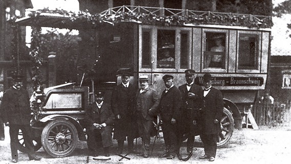 Heinrich Büssing (zweiter von rechts) bei der Einweihung der ersten Omnibuslinie zwischen Braunschweig und Wendeburg 1904. © Heinrich-Büssing-Haus, Nordsteimke/ MAN 