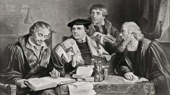 Martin Luther und sein Kreis, darunter Johannes Bugenhagen und Philipp Melanchton, an der Bibelübersetzung arbeitend auf einem Gemälde von P.A.Labouchere von 1853. © picture alliance/akg-images Foto: akg-images