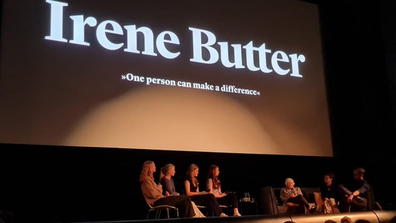 Hamburger Schülerinnen mit Irene Butter bei der Veranstaltung "One person can make a difference" im Zeise-Kino. © NDR Foto: Caroline Schmidt