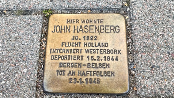 Ein Stolperstein erinnert an Irene Butters Vater John Hasenberg. © NDR / John Bidwell Foto: John Bidwell