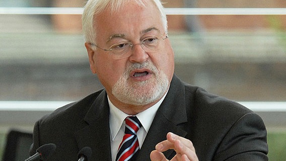 Der Ministerpräsident von Schleswig-Holstein, Peter Harry Carstensen (CDU) © dpa 