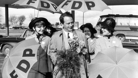 Ralf Dahrendorf 1968 im Wahlkampf für die FDP. © picture-alliance / dpa Foto: Fritz Reiss