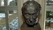 Das Ehm-Welk-Literaturmuseum in Angermünde zeigt eine Büste des Schriftstellers (24.02.1993) © picture-alliance / ZB Foto: Jens Büttner