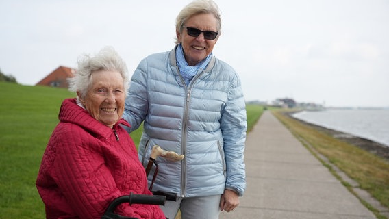 Irmgard Eiben aus Wilhelmshaven mit ihrer Freundin Ingeborg Minet. © NDR 
