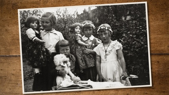 Irmgard Eiben, geborene Bodenstab, aus Wilhelmshaven ganz links mit Puppe mit ihren Freundinnen um 1934. © Privat 