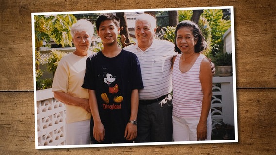 Irmgard und Egon Eiben aus Wilhelmshaven in den 90er-Jahren in Thailand zu Besuch bei Ziehtochter Mae und ihrem Sohn. © Privat 