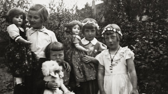 Irmgard Eiben, geborene Bodenstab, aus Wilhelmshaven ganz links mit Puppe mit ihren Freundinnen um 1934. © Privat 