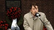 Der Schriftsteller Bernt Engelmann während einer Ansprache im Rahmen einer Gedenkstunde auf dem Gelände des ehemaligen KZ-Appellplatzes Salzgitter, aufgenommen am 13. April 1987. © picture-alliance / dpa Foto: Wolfgang Weihs