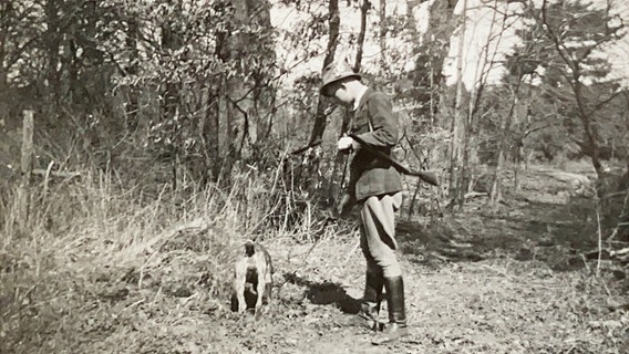 Eckhardt Erbguth als Kind mit Hund und in Jägerkleidung im Wald. Eckhardt Erbguth als Kind mit Hund und in Jägerkleidung im Wald. © privat