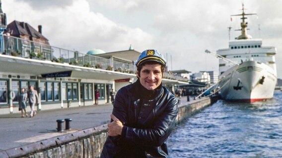 Freddy Quinn Anfang der 1970er-Jahre im Hafen der Hansestadt Hamburg. © picture alliance Foto: Georg Spring