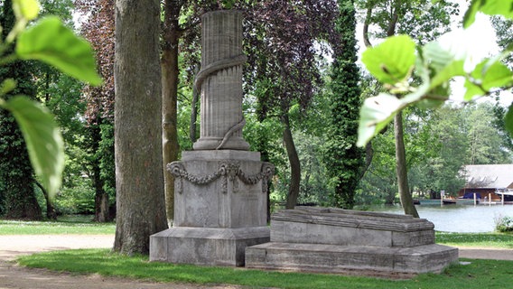 Grabstätte von Großherzog Adolf Friedrich VI. auf der Liebesinsel in Mirow © imago/Norbert Fellechner 