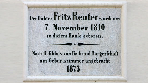 Gedenktafel für Fritz Reuter - angebracht an seinem Geburtshaus, dem Rathaus von Stavenhagen. © dpa/ZB Foto: Bernd Wüstneck