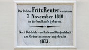 Gedenktafel für Fritz Reuter - angebracht an seinem Geburtsthaus, dem Rathaus von Stavenhagen. © dpa/ZB Foto: Bernd Wüstneck