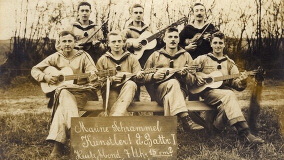 Eine Musik-Kapelle mit jungen Männern posiert mit ihren Instrumenten unter freiem Himmel. © privat 