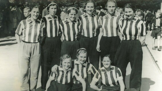 Eine Frauen-Handballmannschaft posiert für ein Gruppenbild. © privat 