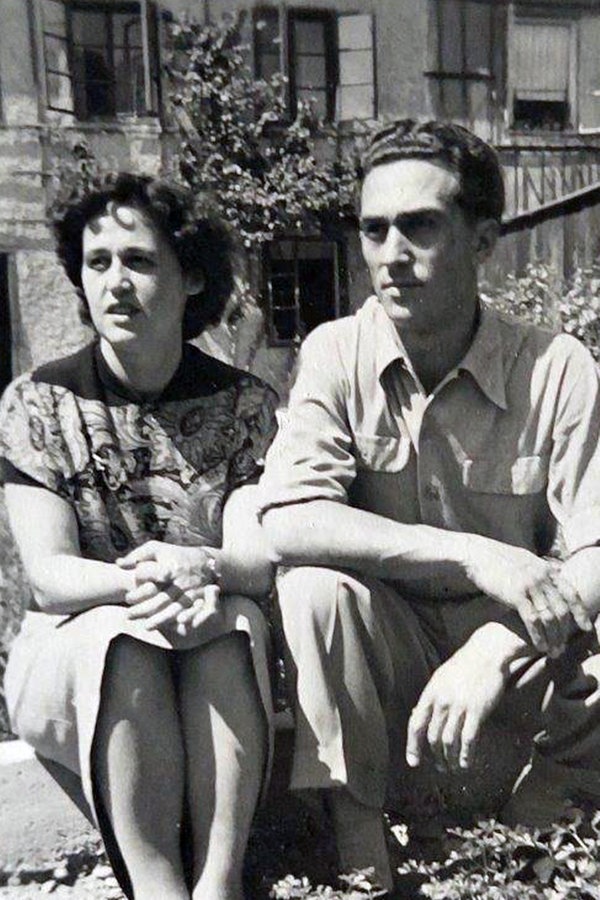 Gerda Gidl und ihr Mann sitzen in der Sonne vor einem Haus. © privat 