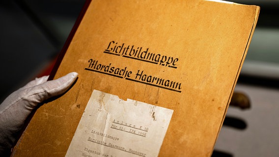 Die Lichtbildmappe in der Mordsache Fritz Haarmann wird im Polizeimuseum Niedersachsen gezeigt. (18.06.2024) Die Lichtbildmappe in der Mordsache Fritz Haarmann wird im Polizeimuseum Niedersachsen gezeigt. (18.06.2024) © picture alliance/dpa Foto: Sina Schuldt