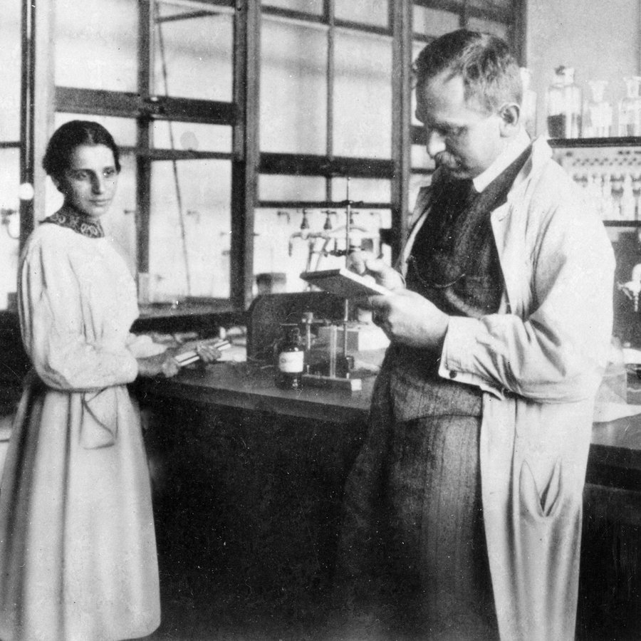 Lise Meitner und Otto Hahn im Labor des Kaiser-Wilhelm-Instituts in Berlin, 1925. © picture-alliance / KPA/TopFoto Foto: 91050/KPA/TopFoto