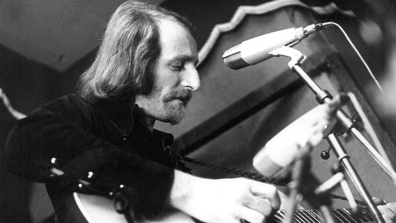 Hannes Wader, deutscher Liedermacher, während eines Auftritts am 22.10.1970 © picture alliance/dpa 