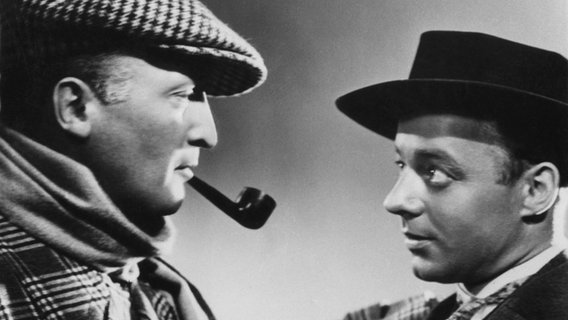 Hans Albers (l.) und Heinz Rühmann 1937 in einer Szene des Films "Der Mann, der Sherlock Holmes war". © picture alliance / akg Foto: akg-images / Hans Schaller