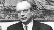Der Staatssekretär Dr. Hans Globke 1963 © picture-alliance / dpa Foto: UPI