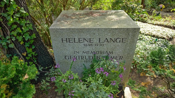 Grab von Helene Lange auf dem Friedhof Heerstraße in Berlin-Westend © picture alliance / Schoening Foto: Schoening