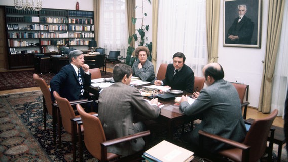 Helmut Schmidt bei einer Beratung mit seinen engsten Mitarbeitern im Jahr 1976. © Friedrich-Ebert-Stiftung Foto: J.H. Darchinger